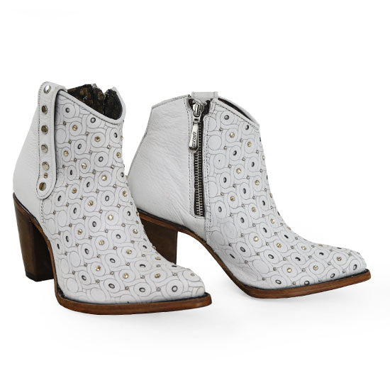 CU482-WHITE-W-STUDS