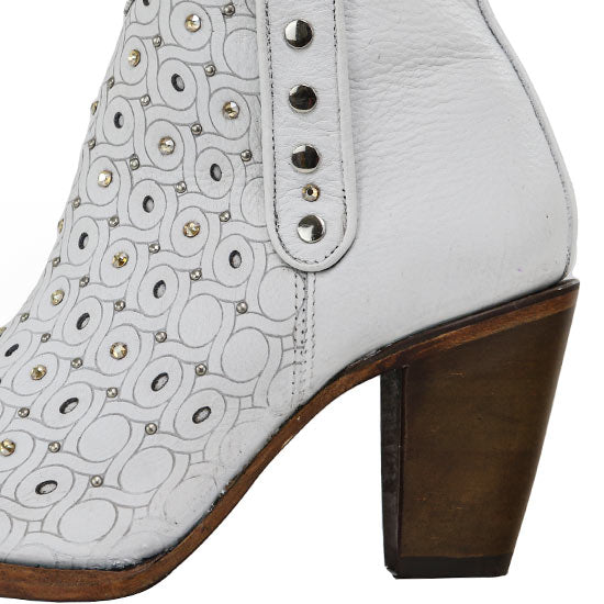 CU482-WHITE-W-STUDS